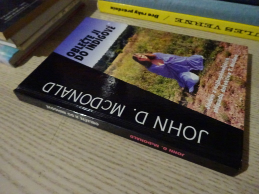 OBLEČTE JI DO INDIGOVÉ, JOHN D. MACDONALD, **an