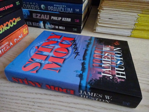 STÍNY MOCI, JAMES W. HUSTON, **an