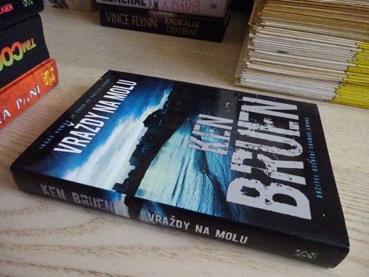 VRAŽDY NA MOLU, KEN BRUEN, **an