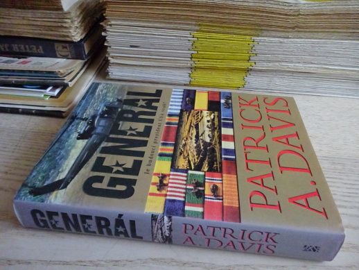 GENERÁL, PATRICK A. DAVIS, **an