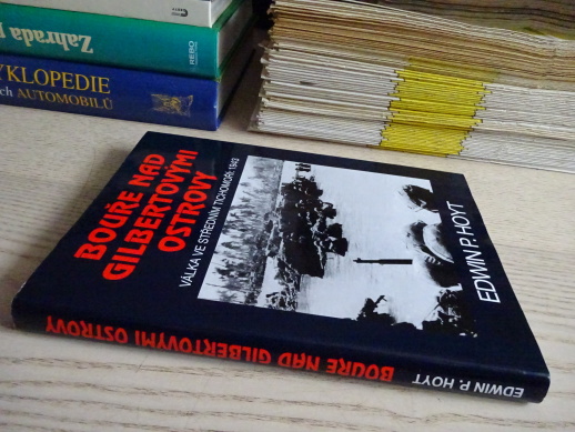 BOUŘE NAD GILBERTOVÝMI OSTROVY, EDWIN P. HOYT, VÁLKA, **an