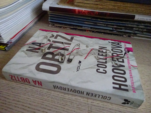 NA OBTÍŽ, COLLEEN HOOVEROVÁ, **an