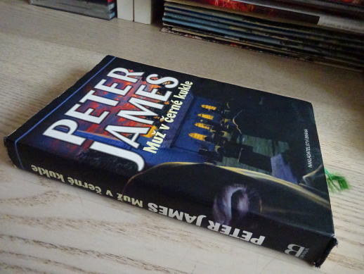 MUŽ V ČERNÉ KUKLE, PETER JAMES, **an