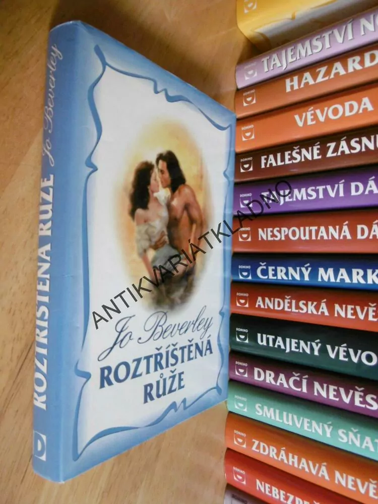 ROZTŘÍŠTĚNÁ RŮŽE, JO BEVERLEY