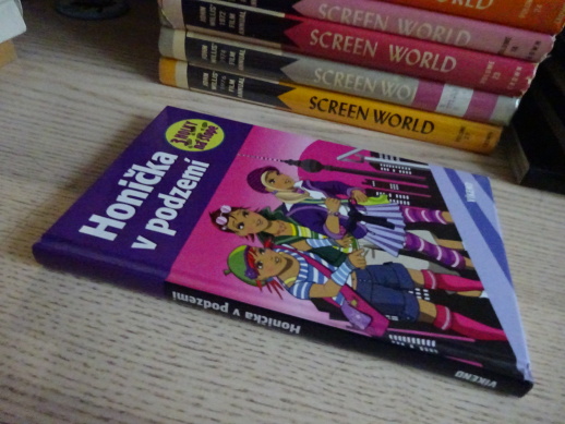 HONIČKA V PODZEMÍ, 3 HOLKY NA STOPĚ, MAJA VON VOGEL, **an
