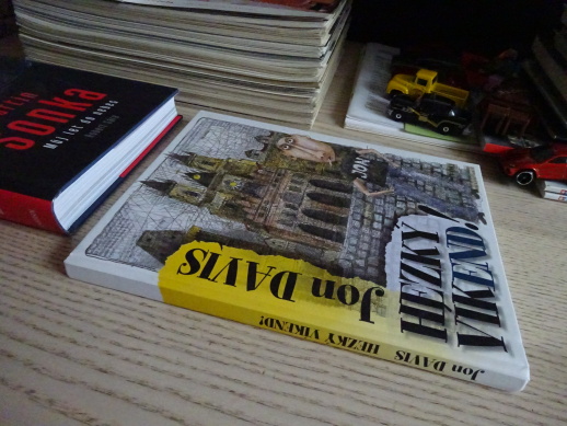 HEZKÝ VÍKEND!, JON DAVIS, **an