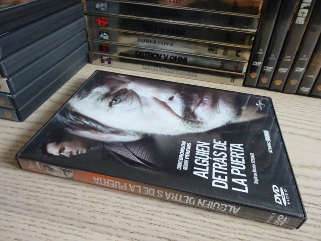 ALGUIEN DETRÁS DE LA PUERTA, NĚKDO JE ZA DVEŘMI, DVD FILM