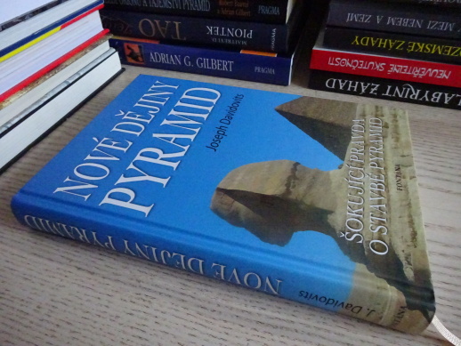 NOVÉ DĚJINY PYRAMID, JOSEPH DAVIDOVITS, **an