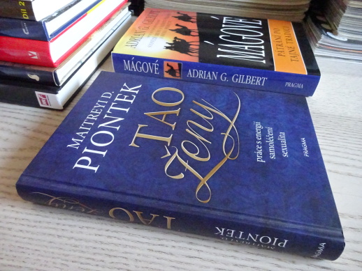 TAO ŽENY, MAITREYI D. PIONTEK, **an