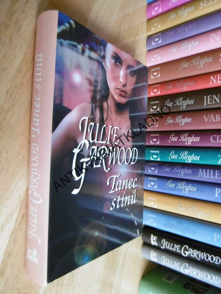 TANEC STÍNŮ, JULIE GARWOOD, GARWOODOVÁ, **an