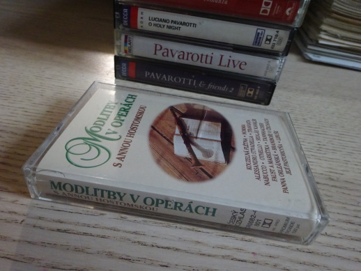 MOTLITBY V OPERÁCH S ANNOU HOSTOMSKOU, MC KAZETA 