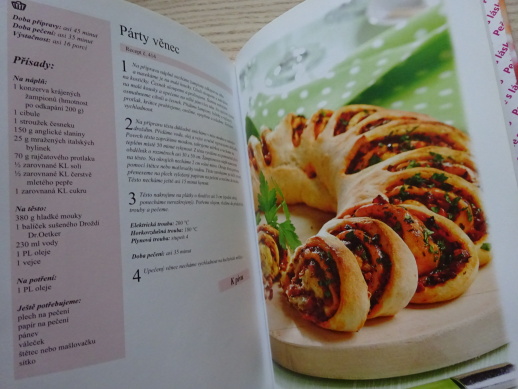 PEČEME S LÁSKOU 8, DR. OETKER, SLADKÉ I SLANÉ RECEPTY PRO KAŽDÝ SVÁTĚČNÍ DEN, **an