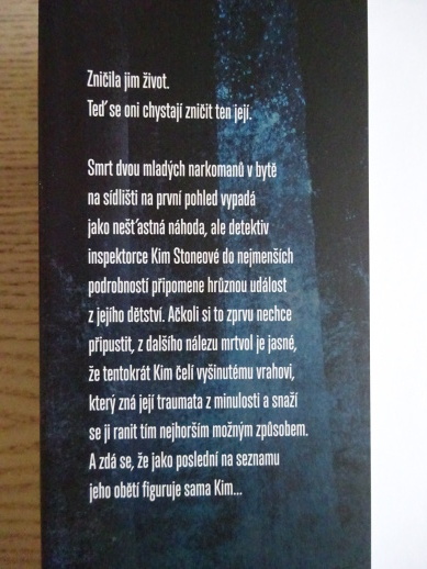 MRTVÉ VZPOMÍNKY, ANGELA MARSONSOVÁ, **an