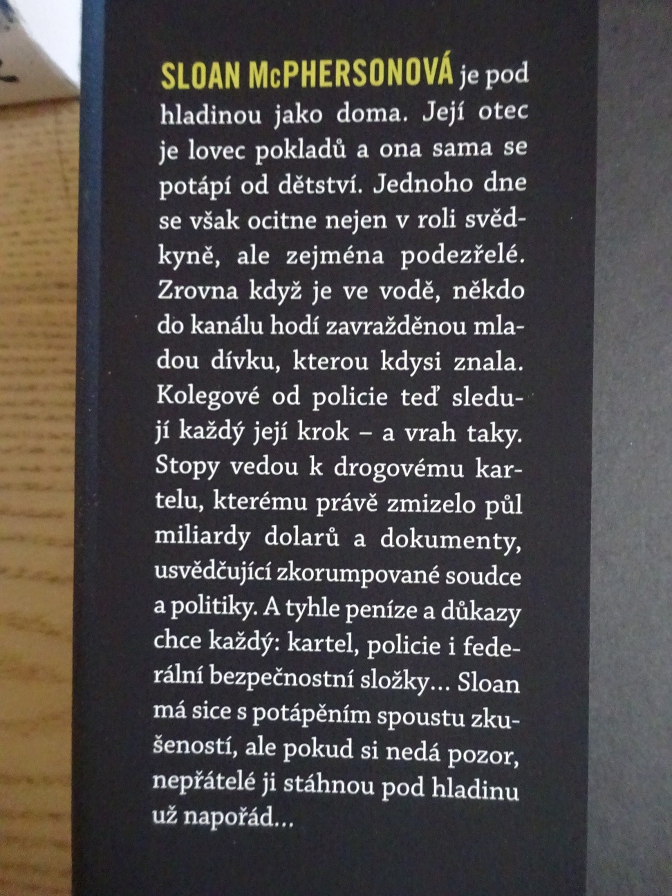 DÍVKA POD HLADINOU, ANDREW MAYNE, **an