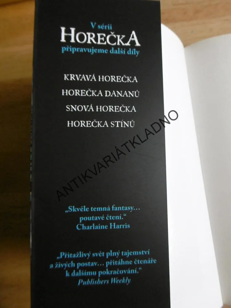 TEMNÁ HOREČKA, KAREN MARIE MONING,