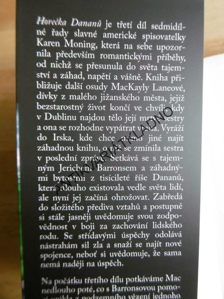 HOREČKA DANANŮ, KAREN MARIE MONING,, **an