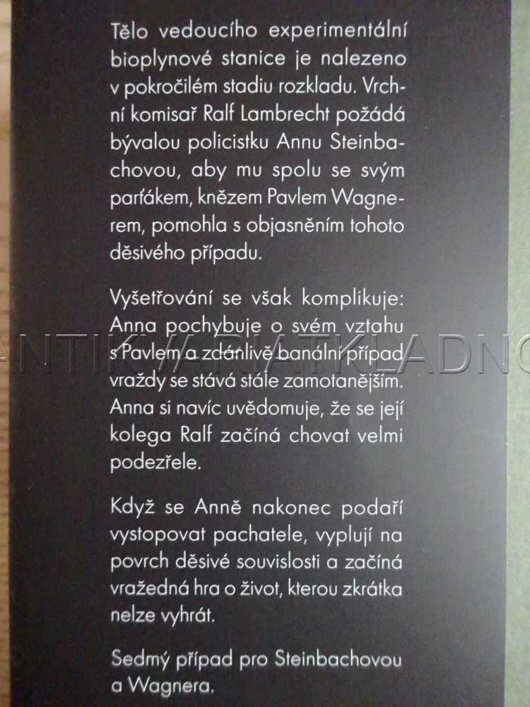 MRTVÝ MUŽ ŽIJE, ROXANN HILL, **an