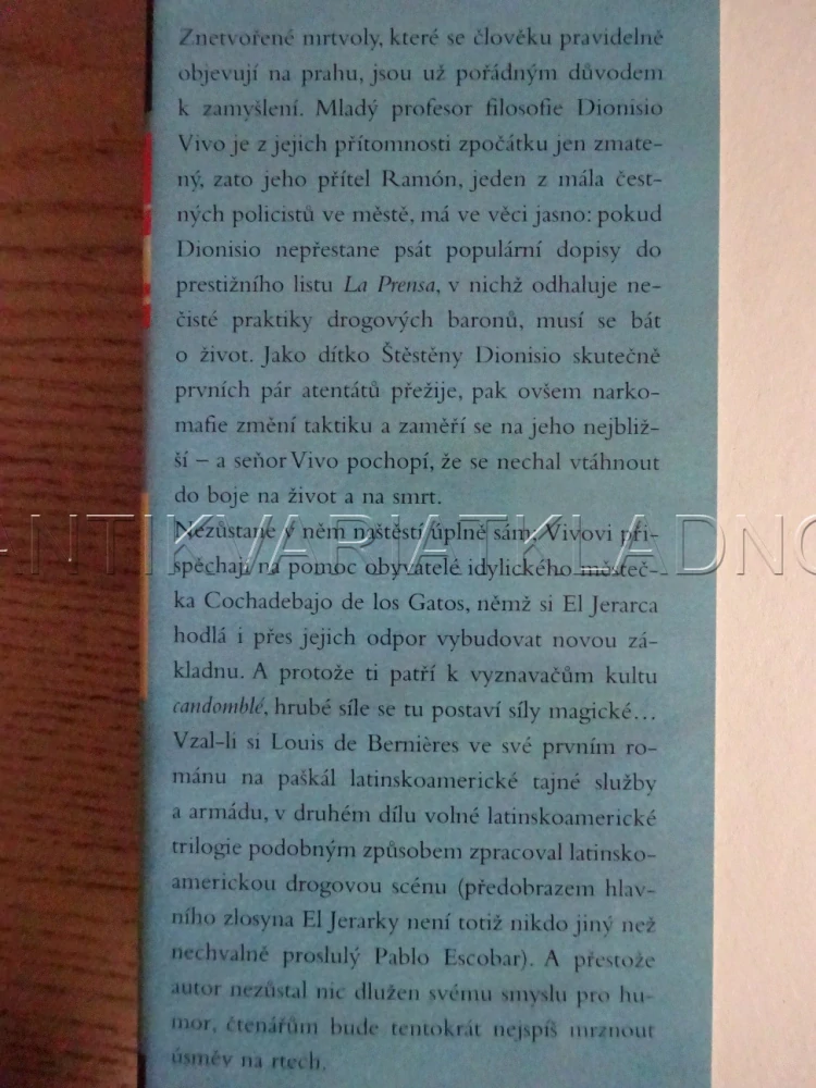 SENOR VIVO A DROGOVÝ BARON, LOUIS DE BERNIERES, **an