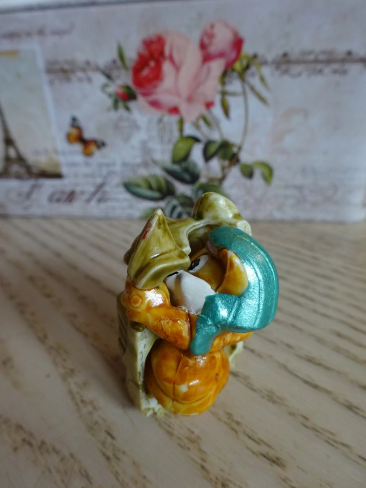 FIGURKA KINDER - KOČKA V KRYPTĚ, SOCHA, KRYPTA