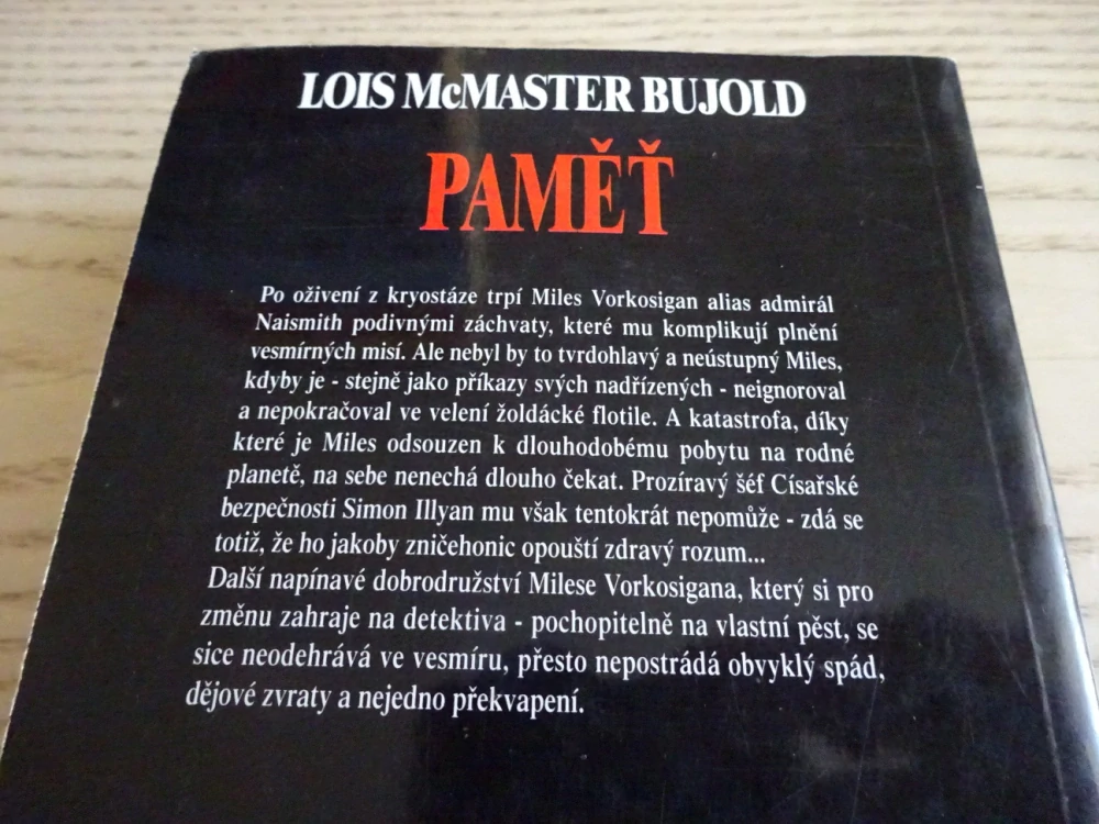 PAMĚŤ, LOIS MCMASTER BUJOLD, **an