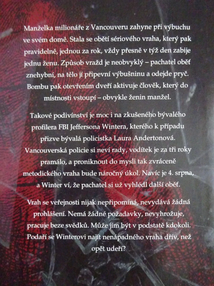 NENÁPADNÝ VRAH, JAMES CAROL, **an