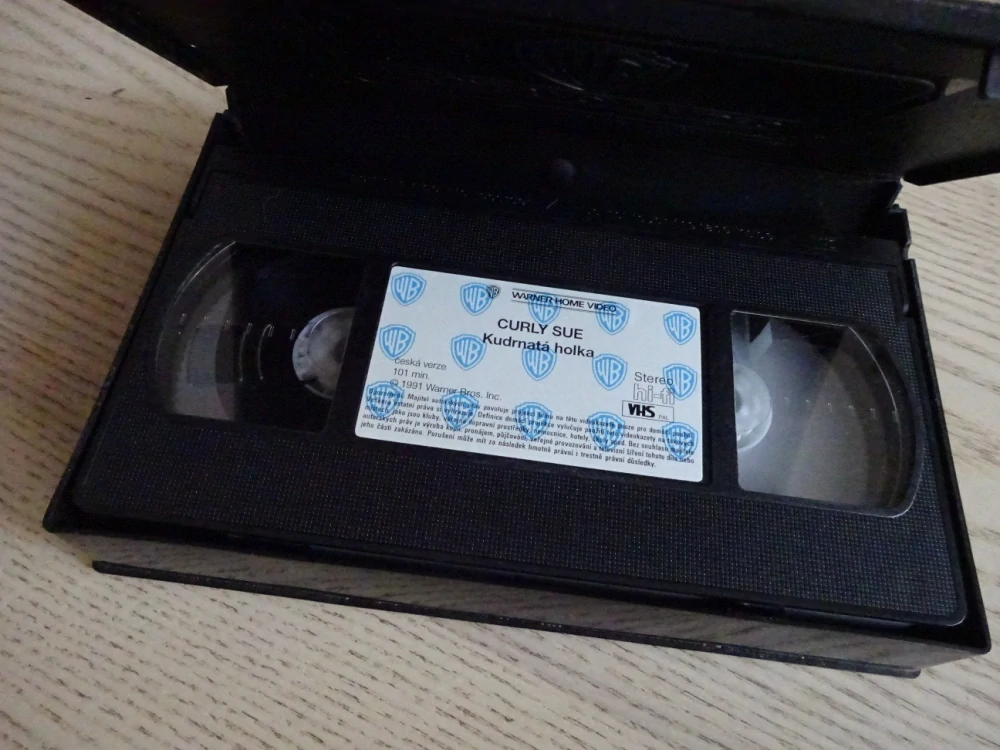 KUDRNATÁ HOLKA, VHS VIDEOKAZETA