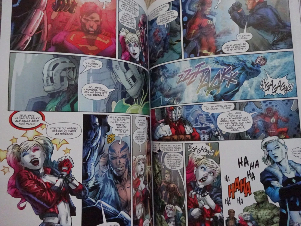 LIGA SPRAVEDLNOSTI VS. SEBEVRAŽEDNÝ ODDÍL, KOMIKS DC COMICS, **an
