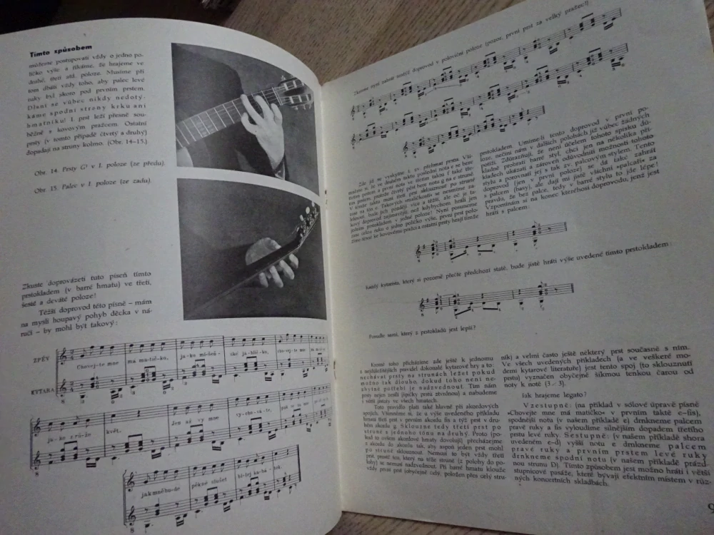 UMĚLECKÁ HRA NA KYTARU, VOJTĚCH TUKAČ, AKORDY, KYTARA, **an