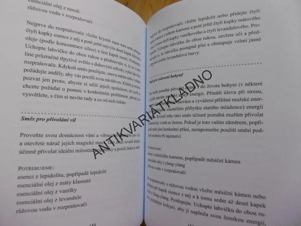 MAGIE PRO ŠŤASTNÝ DOMOV, TESS WHITEHURSTOVÁ, **an