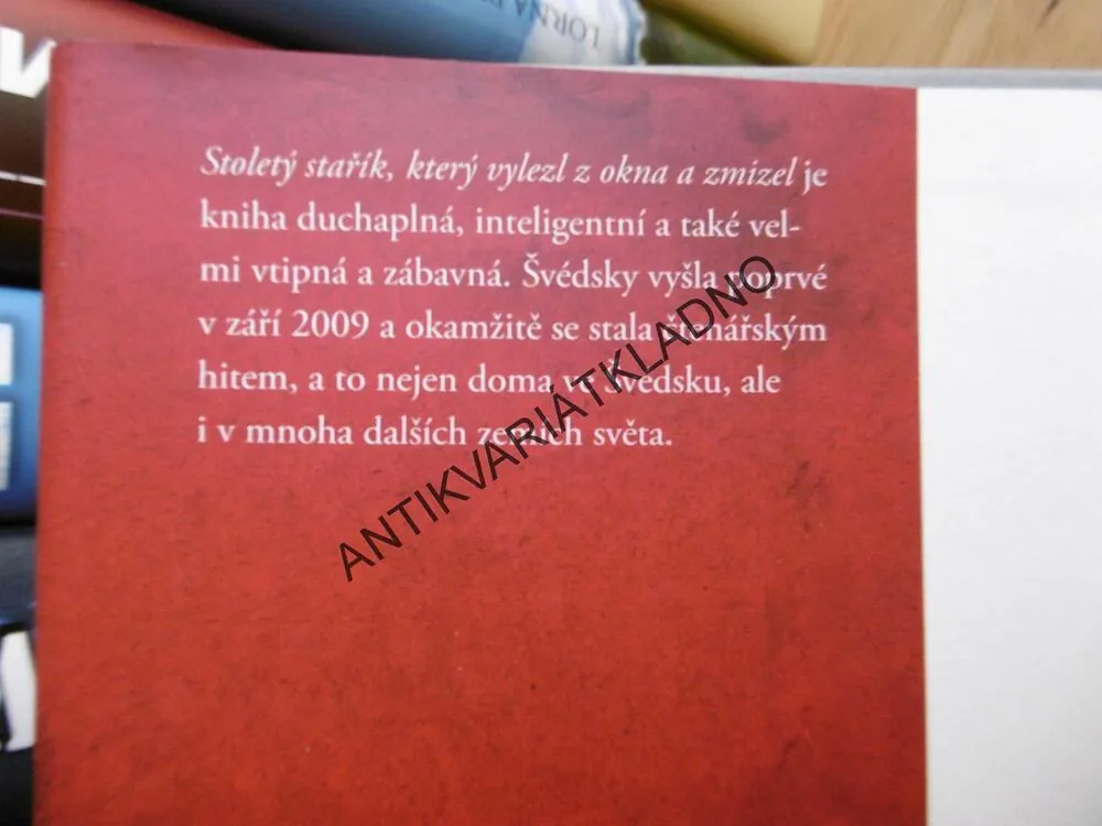 STOLETÝ STAŘÍK, KTERÝ VYLEZL Z OKNA A ZMIZEL, JONAS JONASSON, **an
