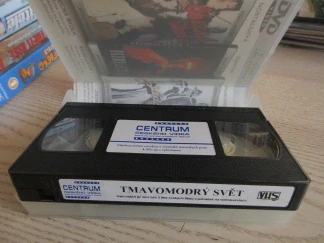 TMAVOMODRÝ SVĚT, J. SVĚRÁK, O. VETCHÝ, VHS VIDEOKAZETA