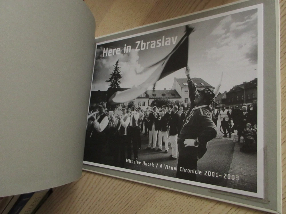 U NÁS NA ZBRASLAVI, OBRAZOVÁ KRONIKA Z LET 2001-2003, MIROSLAV HUCEK, **an