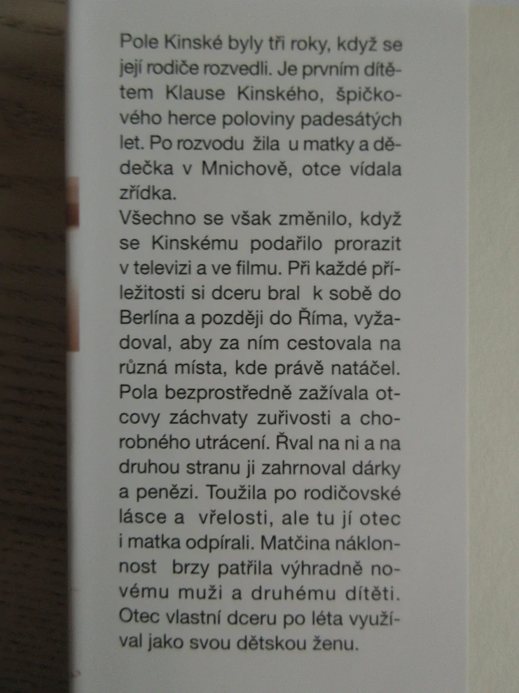 ZRANĚNÉ DĚTSTVÍ, POLA KINSKI, **an