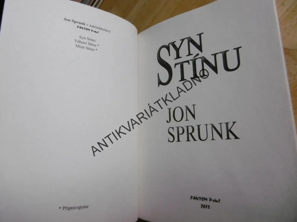 SYN STÍNU, JON SPRUNK, **an