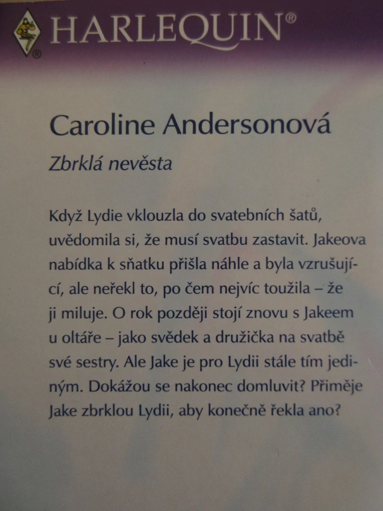 ZBRKLÁ NEVĚSTA, CAROLINE ANDERSONOVÁ, **an