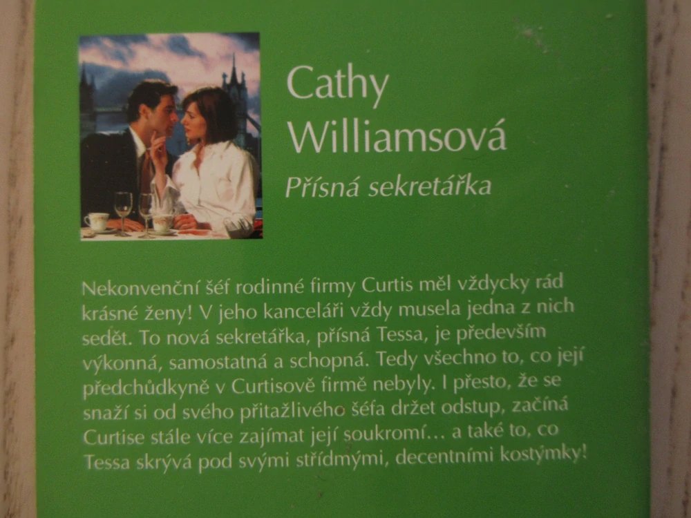 PŘÍSNÁ SEKRETÁŘKA, CATHY WILLIAMSOVÁ, **an
