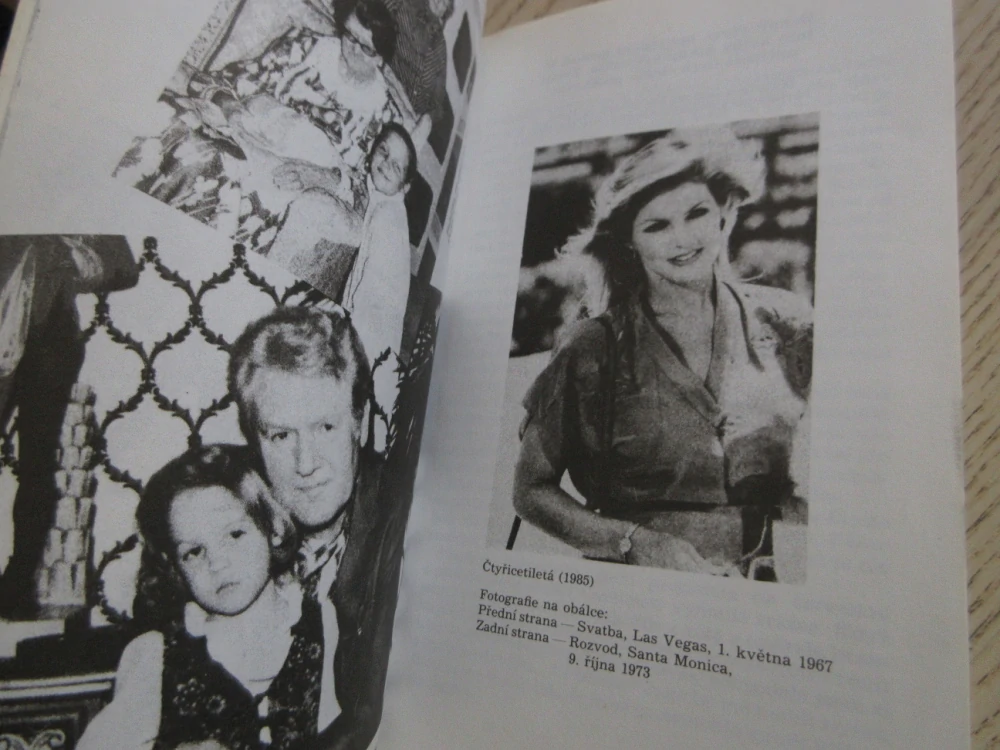 MŮJ ŽIVOT S ELVISEM, PRISCILLA BEAULIEU PRESLEYOVÁ, SANDRA HARMONOVÁ, **an