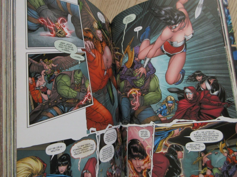 LIGA SPRAVEDLNOSTI, VÁLKA VELKÉ TROJKY, DC, KOMIKS **an