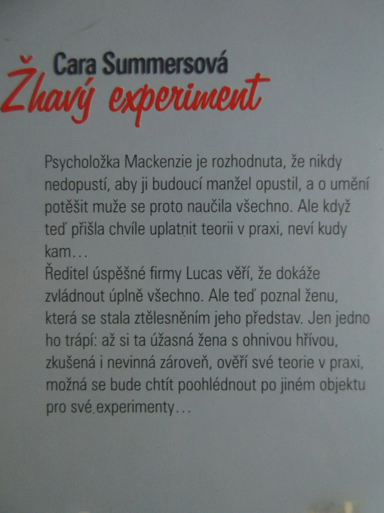 ŽHAVÝ EXPERIMENT, CARA SUMMERSOVÁ, **an