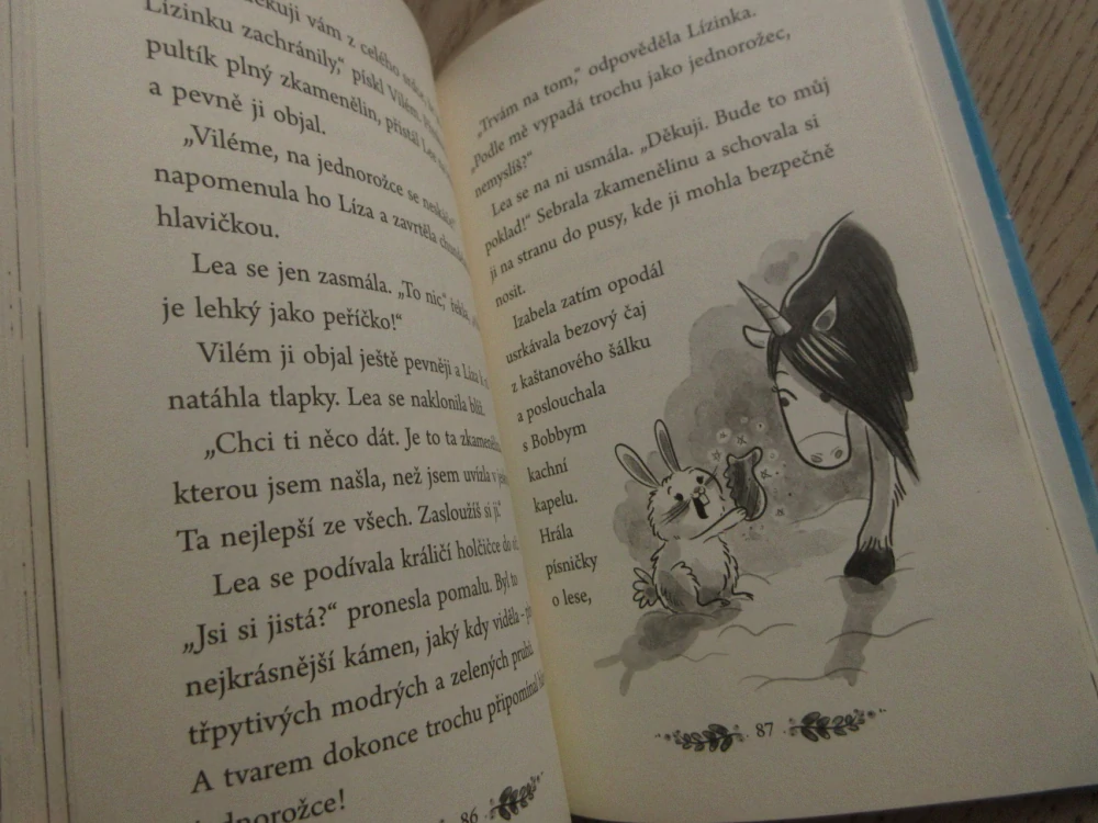 JEDNOROŽCI Z ČAROVNÉHO LESA, SLAVNOSTNÍ HOSTINA, CATHERINE COEOVÁ, **an