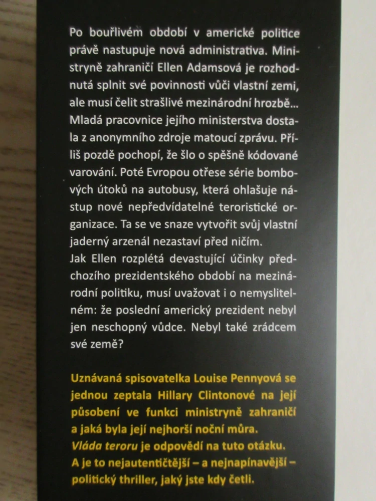 VLÁDA TERORU, LOUISE PENNYOVÁ, HILLARY RODHAM CLINTONOVÁ, **an