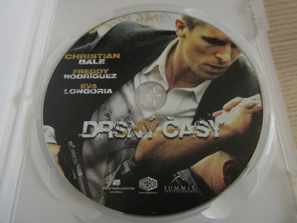 DRSNÝ ČASY, CH. BALE, F. RODRIGUEZ, GB OBAL, ČESKÉ DVD FILM