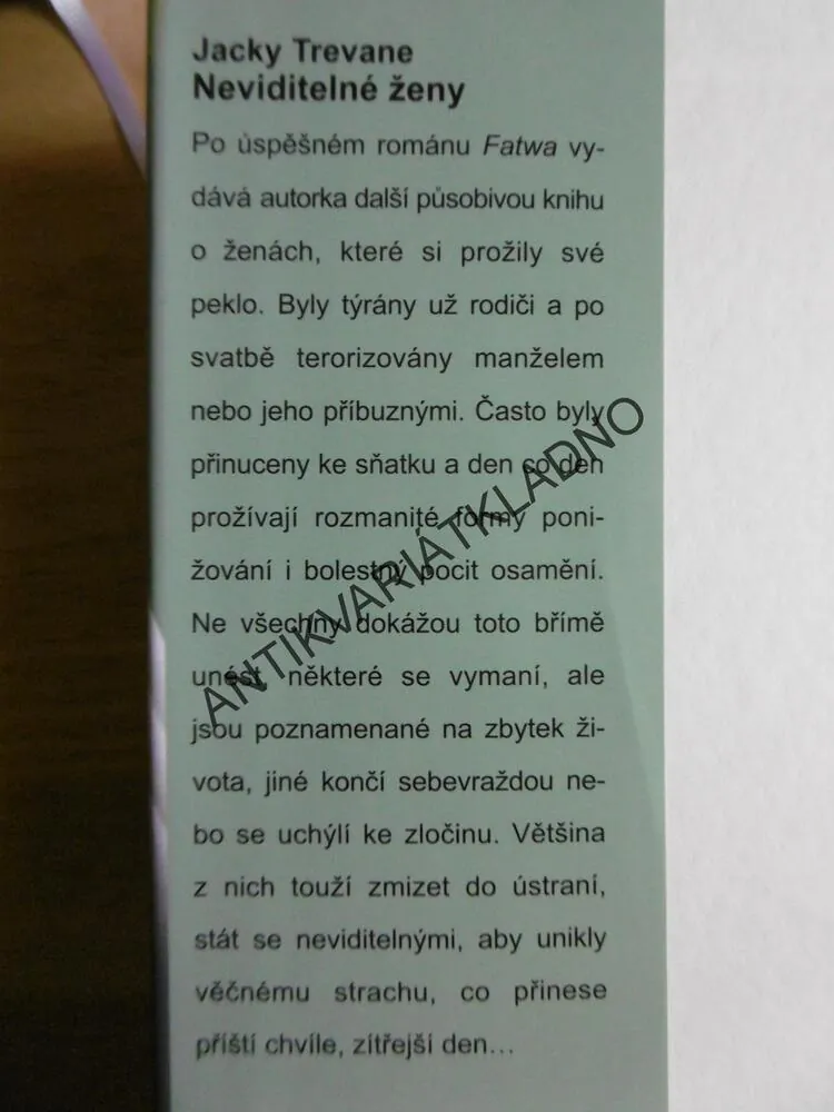 NEVIDITELNÉ ŽENY, JACKY TREVANE