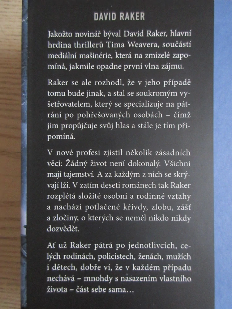 NIKDO NENÍ DOMA, TIM WEAVER, **an
