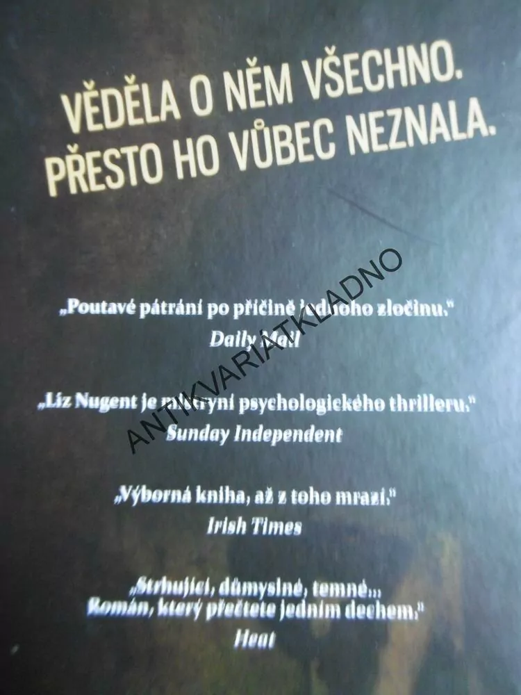HÁDANKA JMÉNEM OLIVER, LIZ NUGENT
