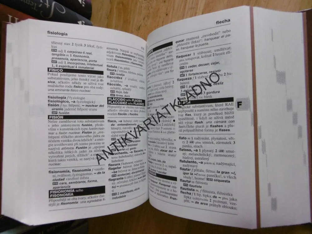 ŠPANĚLSKO ČESKÝ STUDIJNÍ SLOVNÍK, 1456 STRAN, TÉMĚŘ 50 TISÍC VÝRAZŮ