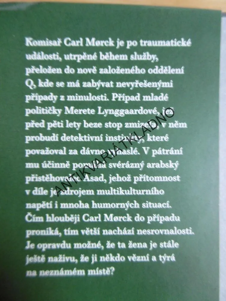 ŽENA V KLECI, ADLER OLSEN, **an