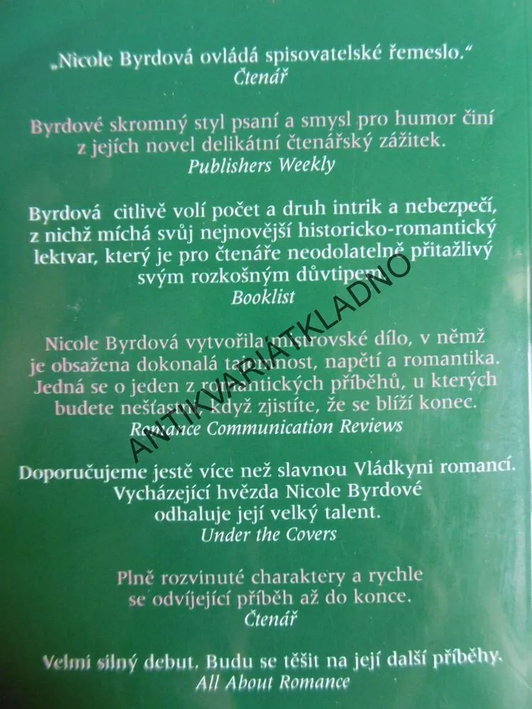 ŠARLATOVÁ VDOVA, NICOLE BYRDOVÁ, **an