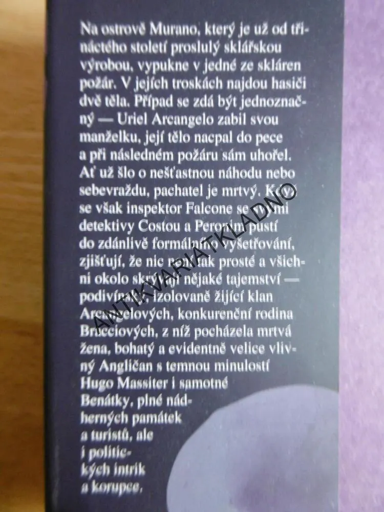 SKLENĚNÝ HROB, DAVID HEWSON, **an