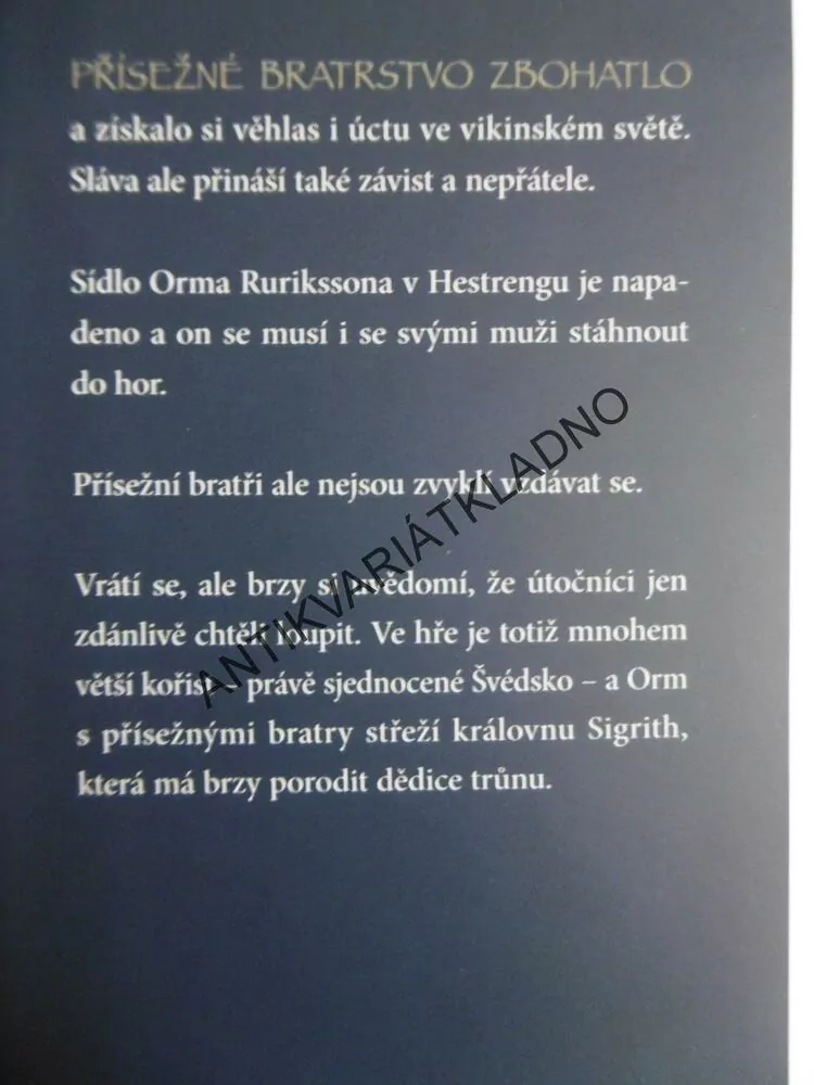 DRAČÍ HLAVA, ROBERT LOW, **an